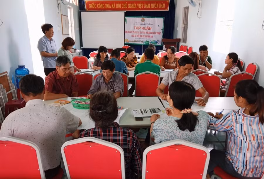 Quang cảnh hội nghị tập huấn nuôi gà trên đệm lót sinh học dày. Ảnh: Ngọc Anh