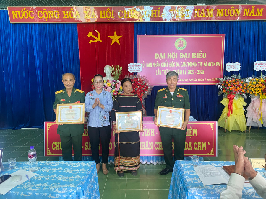 Các tập thể đạt thành tích xuất sắc trong công tác hội nhiệm kỳ 2018-2023 được tặng giấy khen của Chủ tịch UBND thị xã. Ảnh: Nguyễn Sang