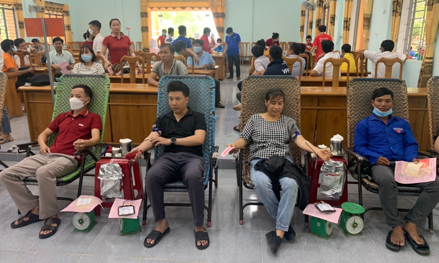 Người dân huyện Kông Chro tham gia hiến máu tại ngày hội. Ảnh: Thúy Ngọ