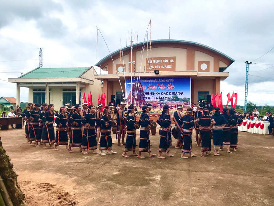 Tham gia liên hoan có 5 đội với hơn 150 nghệ nhân của 5 làng trên địa bàn xã. Ảnh: Minh Hiển