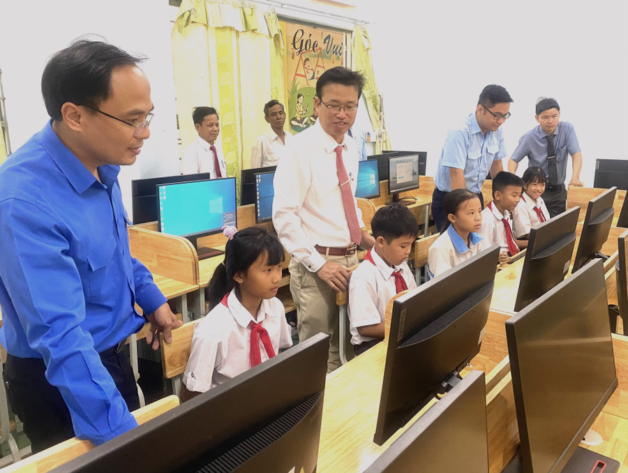 Những bộ máy vi tính sẽ giúp các em có thêm điều kiện học tập tốt hơn trong môn Tin học. Ảnh: Hà Đức Thành Những bộ máy vi tính sẽ giúp các em có thêm điều kiện học tập tốt hơn trong môn Tin học. Ảnh: Hà Đức Thành