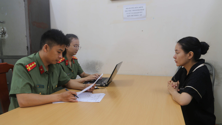 Cơ quan Công an lấy lời khai đối tượng La Thị Huyền. Ảnh: Bảo Hân