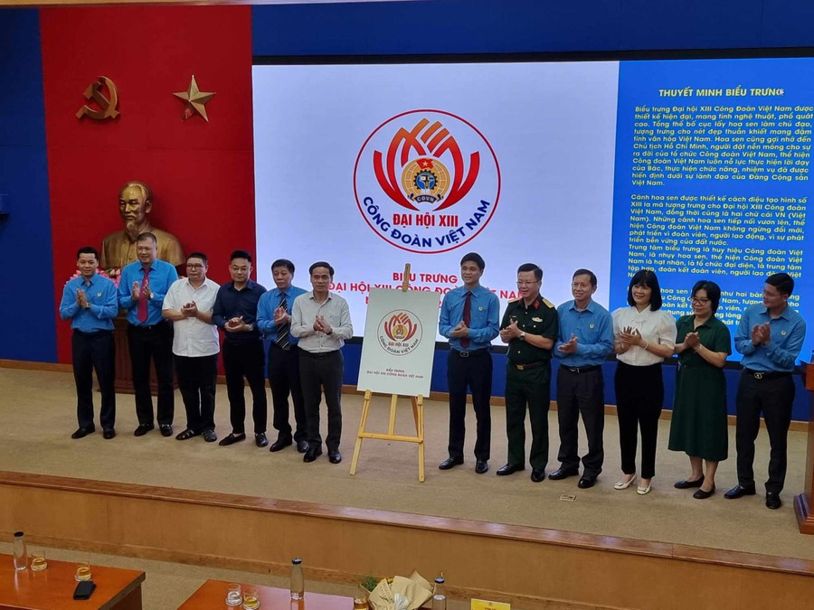 Ban tổ chức cuộc thi, các đại biểu và tác giả tại buổi lễ công bố biểu trưng chính thức của Đại hội XIII Công đoàn Việt Nam, 2023-2028. Ảnh nguồn Báo Tin Tức