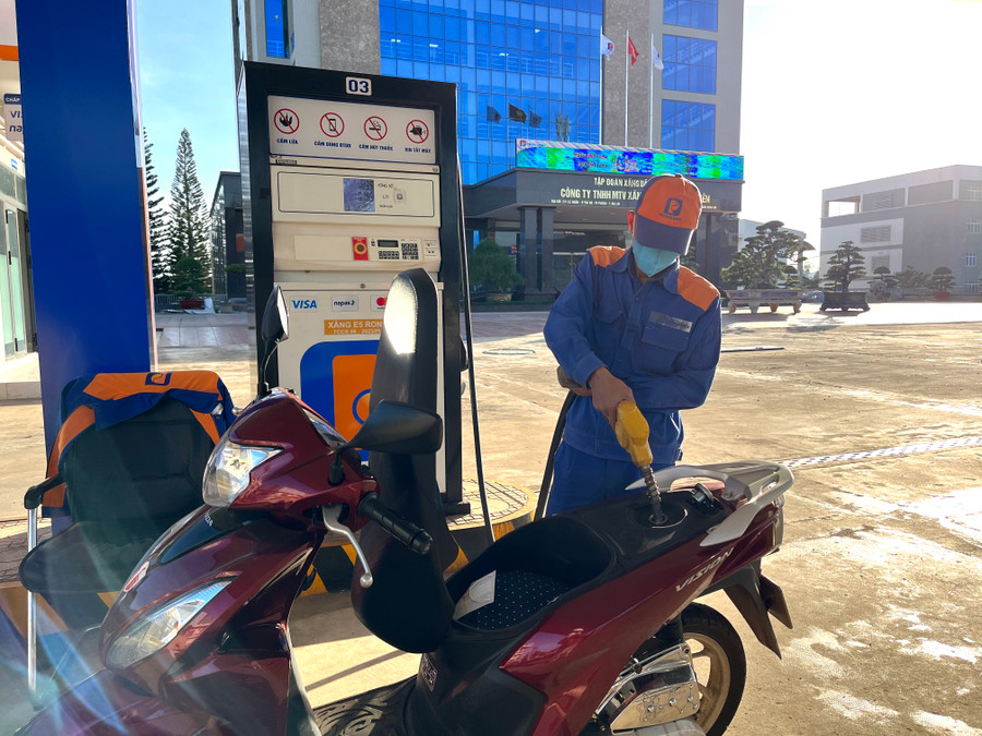 Chiều 7-3, giá xăng tiếp tục giảm nhẹ. Ảnh: Phương Vi Chiều 7-3, giá xăng tiếp tục giảm nhẹ. Ảnh: Phương Vi