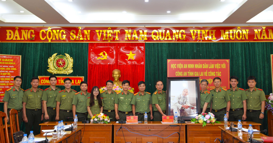 Lãnh đạo Công an tỉnh, Học viện An ninh nhân dân chụp hình lưu niệm cùng học viên thực tập. Ảnh: Bảo Hân Lãnh đạo Công an tỉnh, Học viện An ninh nhân dân chụp hình lưu niệm cùng học viên thực tập. Ảnh: Bảo Hân