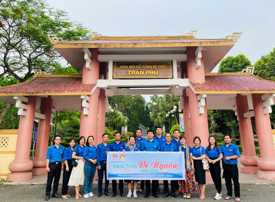 Đoàn viên, thanh niên Pleiku đến thăm Khu mộ cố Tổng Bí thư Trần Phú. Ảnh: Bá Bính Đoàn viên, thanh niên Pleiku đến thăm Khu mộ cố Tổng Bí thư Trần Phú. Ảnh: Bá Bính