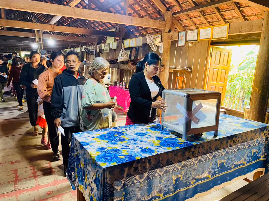 Cử tri làng Lợt (xã Đăk Hlơ) tham gia bỏ phiếu. Ảnh: Hồng Hạnh