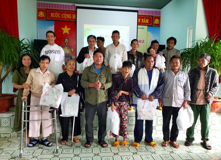 Lãnh đạo Trung tâm Bảo trợ xã hội tổng hợp tỉnh trao quà cho người bệnh tâm thần. Ảnh: Hà Đức Thành Lãnh đạo Trung tâm Bảo trợ xã hội tổng hợp tỉnh trao quà cho người bệnh tâm thần. Ảnh: Hà Đức Thành