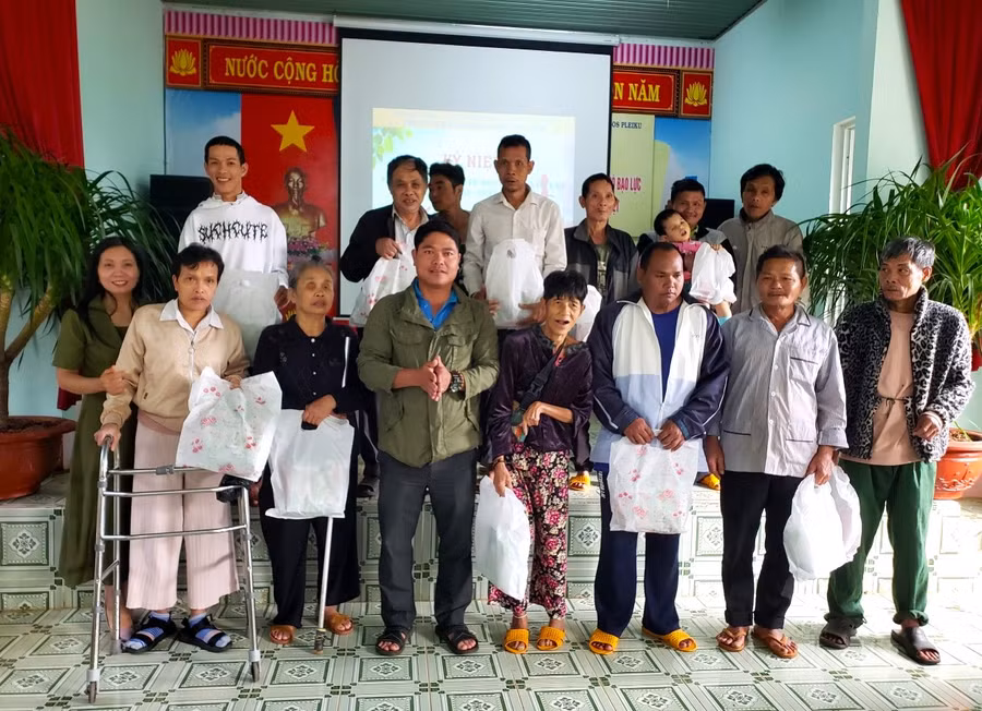 Lãnh đạo Trung tâm Bảo trợ xã hội tổng hợp tỉnh trao quà cho người bệnh tâm thần. Ảnh: Hà Đức Thành