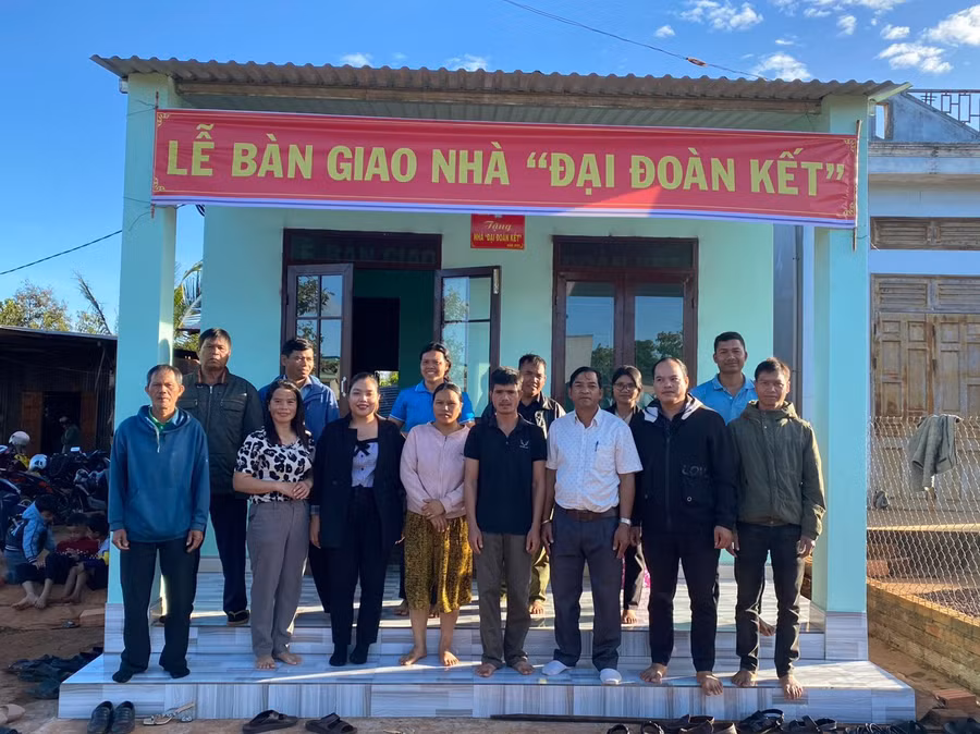 Đại diện Ban Thường trực Ủy ban MTTQ Việt Nam huyện Đak Đoa và lãnh đạo các đơn vị liên quan bàn giao cho gia đình ông Blỗ, thôn Groi Wêt, xã Glar. Ảnh: Ngọc Anh