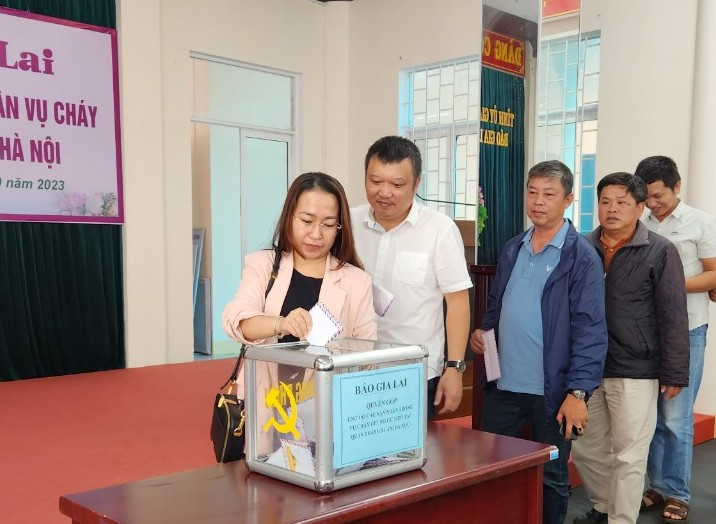 Cán bộ, viên chức, người lao động Báo Gia Lai chung tay chia sẻ khó khăn với gia đình các nạn nhân. Ảnh: Duy Lê