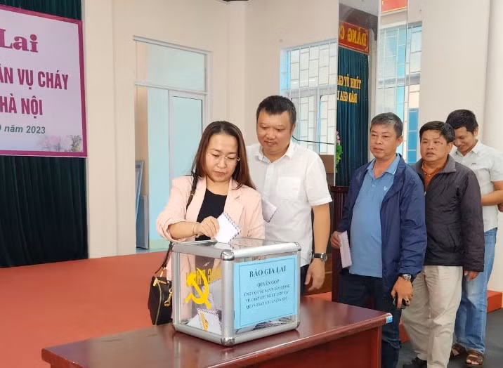 Cán bộ, viên chức, người lao động Báo Gia Lai chung tay chia sẻ khó khăn với gia đình các nạn nhân. Ảnh: Duy Lê