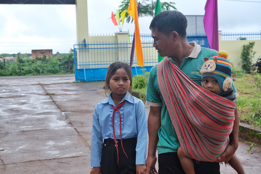 Anh Đinh Brơt (làng Thoong, xã Ia Tiêm) dắt tay con gái đến dự lễ khai giảng của Trường THCS và THPT Nguyễn Văn Cừ (huyện Chư Sê). Ảnh: Hoàng Ngọc Anh Đinh Brơt (làng Thoong, xã Ia Tiêm) dắt tay con gái đến dự lễ khai giảng của Trường THCS và THPT Nguyễn Văn Cừ (huyện Chư Sê). Ảnh: Hoàng Ngọc
