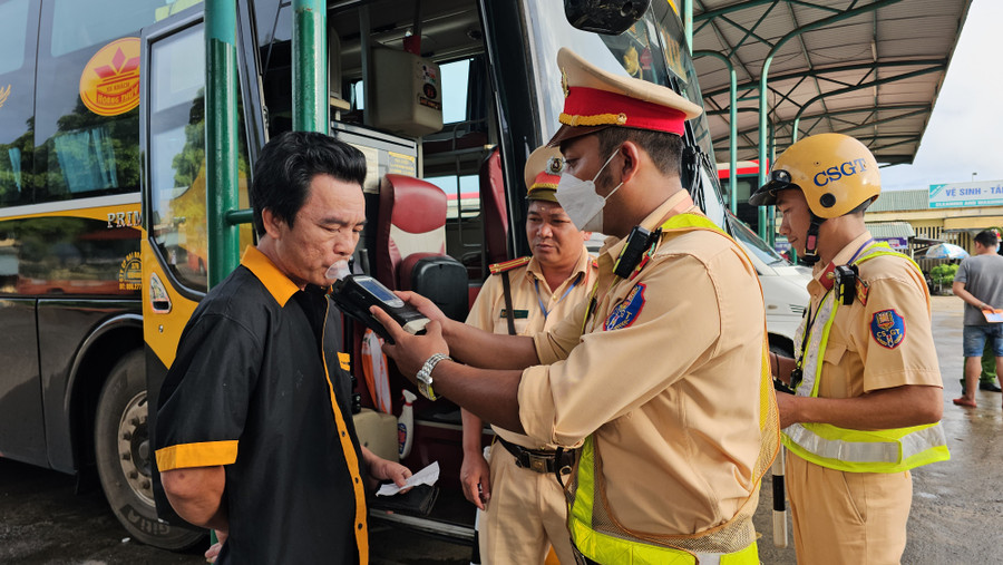 Lực lượng CSGT kiểm tra nồng độ cồn đối với lái xe. Ảnh: Bá Bính Lực lượng CSGT kiểm tra nồng độ cồn đối với lái xe. Ảnh: Bá Bính