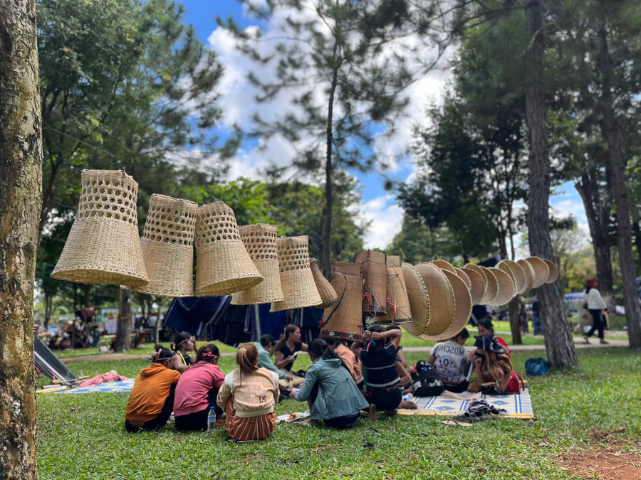 Cùng với các sản phẩm đan lát truyền thống, những nghệ nhân đang nỗ lực đổi mới, đa dạng sản phẩm, đáp ứng ngày càng nhiều nhu cầu sử dụng của người tiêu dùng. Ảnh: Phương Vi Cùng với các sản phẩm đan lát truyền thống, những nghệ nhân đang nỗ lực đổi mới, đa dạng sản phẩm, đáp ứng ngày càng nhiều nhu cầu sử dụng của người tiêu dùng. Ảnh: Phương Vi