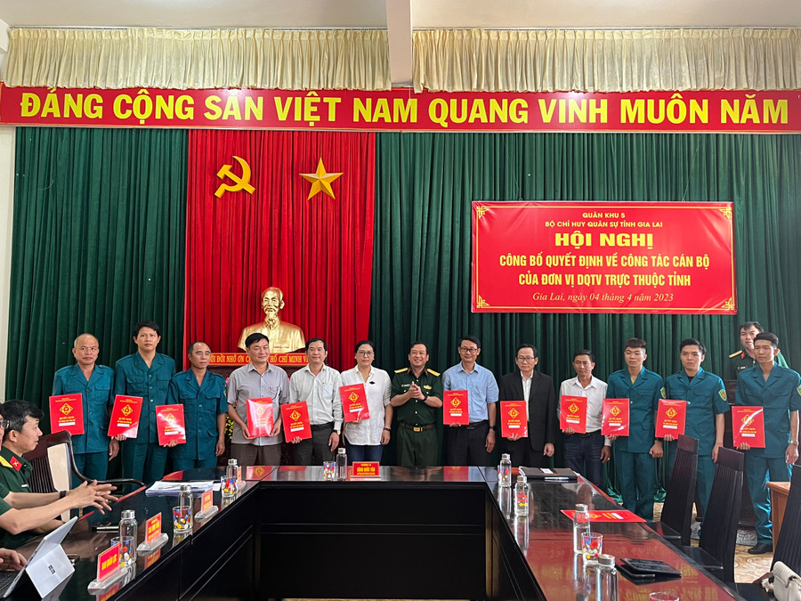 Cán bộ Ban Chỉ huy Quân sự cơ quan, đơn vị cấp tỉnh nhận quyết định bổ nhiệm. Ảnh: Phương Vi