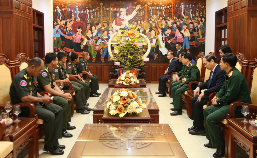 Quang cảnh buổi đón tiếp đoàn đại biểu Bộ Tư lệnh Quân khu 1 (Quân đội Hoàng gia Campuchia) tại trụ sở UBND tỉnh. Ảnh: Phương Linh