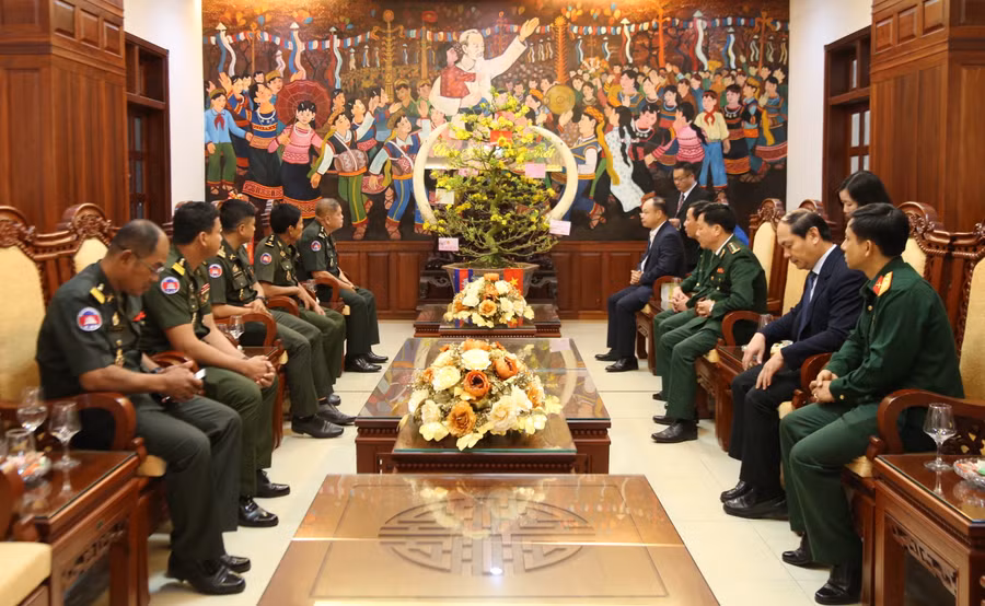 Quang cảnh buổi đón tiếp đoàn đại biểu Bộ Tư lệnh Quân khu 1 (Quân đội Hoàng gia Campuchia) tại trụ sở UBND tỉnh. Ảnh: Phương Linh