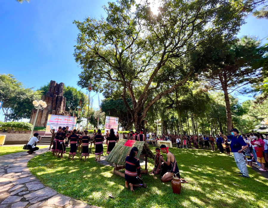 Pleiku cần sớm ban hành nghị quyết về phát huy các giá trị văn hóa, con người Pleiku trong xây dựng thành phố phồn vinh, hạnh phúc. Ảnh: Phương Vi Pleiku cần sớm ban hành nghị quyết về phát huy các giá trị văn hóa, con người Pleiku trong xây dựng thành phố phồn vinh, hạnh phúc. Ảnh: Phương Vi