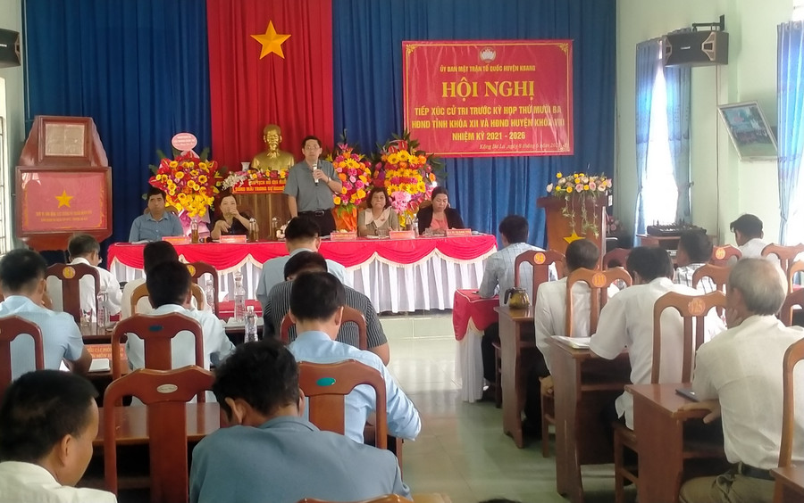 Quang cảnh hội nghị tiếp xúc cử tri tại xã Kông Bla. Ảnh: Hồng Hạnh