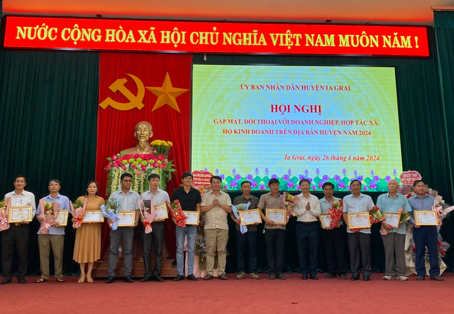 Huyện Ia Grai tặng giấy khen cho 17 tập thể và 11 cá nhân có thành tích xuất sắc trong thực hiện chính sách pháp luật thuế và phát triển doanh nghiệp trong năm 2023. Ảnh: Phương Lộc