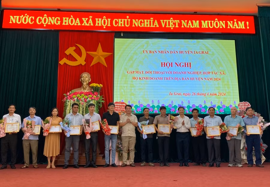Huyện Ia Grai tặng giấy khen cho 17 tập thể và 11 cá nhân có thành tích xuất sắc trong thực hiện chính sách pháp luật thuế và phát triển doanh nghiệp trong năm 2023. Ảnh: Phương Lộc