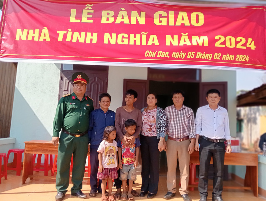 Các đơn vị bàn giao nhà tình nghĩa cho gia đình chị Rmah H'Hiêng. Ảnh: Minh Hải Các đơn vị bàn giao nhà tình nghĩa cho gia đình chị Rmah H'Hiêng. Ảnh: Minh Hải