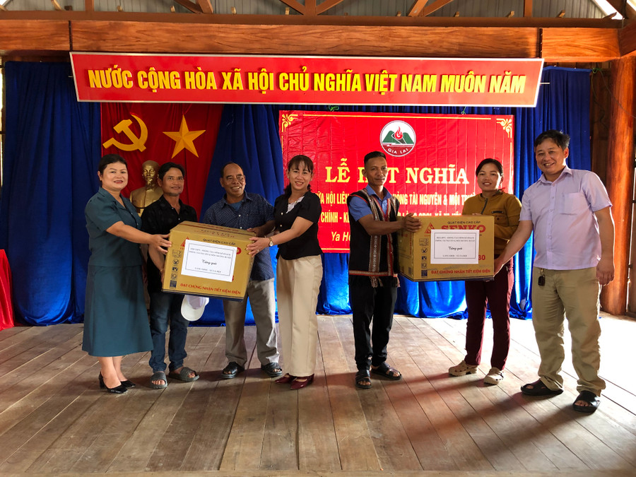 Các đơn vị tặng quà cho bà con của làng Groi (xã Ya Hội, huyện Đak Pơ). Ảnh: Lan Anh