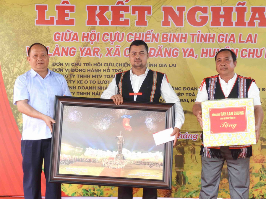 Phó bí thư Tỉnh ủy Rah Lan Chung (bìa trái) tặng phần quà cho cán bộ và Nhân dân làng Yar, xã Chư Đang Ya tại lễ kết nghĩa. Ảnh: Thanh Nhật Phó bí thư Tỉnh ủy Rah Lan Chung (bìa trái) tặng phần quà cho cán bộ và Nhân dân làng Yar, xã Chư Đang Ya tại lễ kết nghĩa. Ảnh: Thanh Nhật