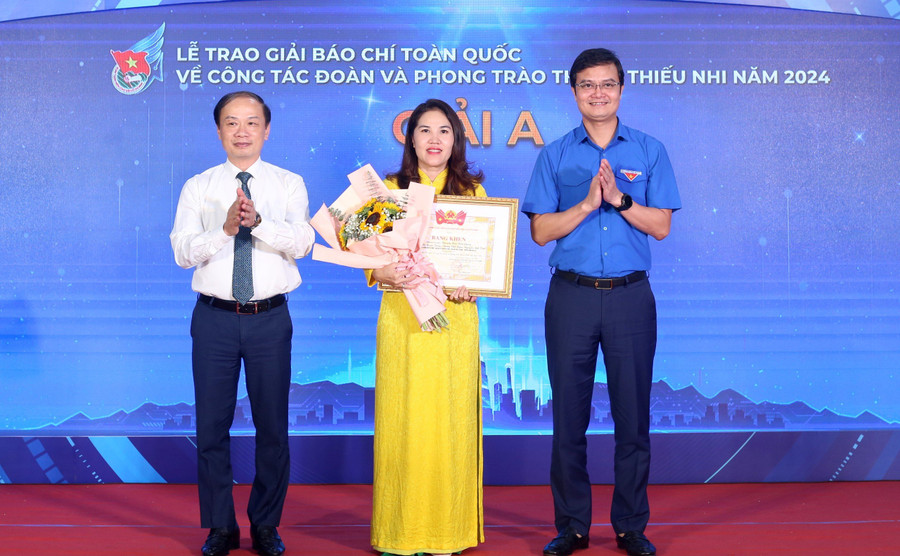 Ban tổ chức trao giải A cho đại diện nhóm tác giả Đài Phát thanh-Truyền hình tỉnh. Ảnh: M.N Ban tổ chức trao giải A cho đại diện nhóm tác giả Đài Phát thanh-Truyền hình tỉnh. Ảnh: M.N