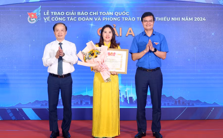 Ban tổ chức trao giải A cho đại diện nhóm tác giả Đài Phát thanh-Truyền hình tỉnh. Ảnh: M.N