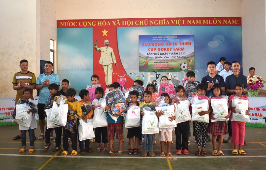 Ban tổ chức trao quà cho các em học sinh, thiếu nhi. Ảnh: Minh Thoan Ban tổ chức trao quà cho các em học sinh, thiếu nhi. Ảnh: Minh Thoan