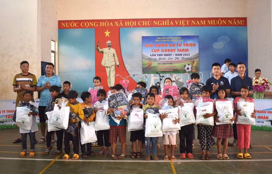 Ban tổ chức trao quà cho các em học sinh, thiếu nhi. Ảnh: Minh Thoan