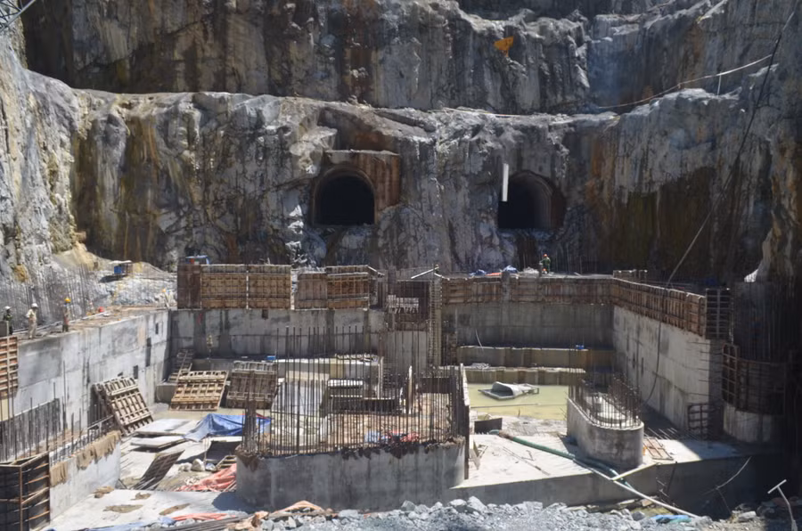 Các đơn vị thi công vị trí sẽ đặt 2 tổ máy của Nhà máy Thủy điện Ialy mở rộng. Ảnh: Hoàng Anh Phượng