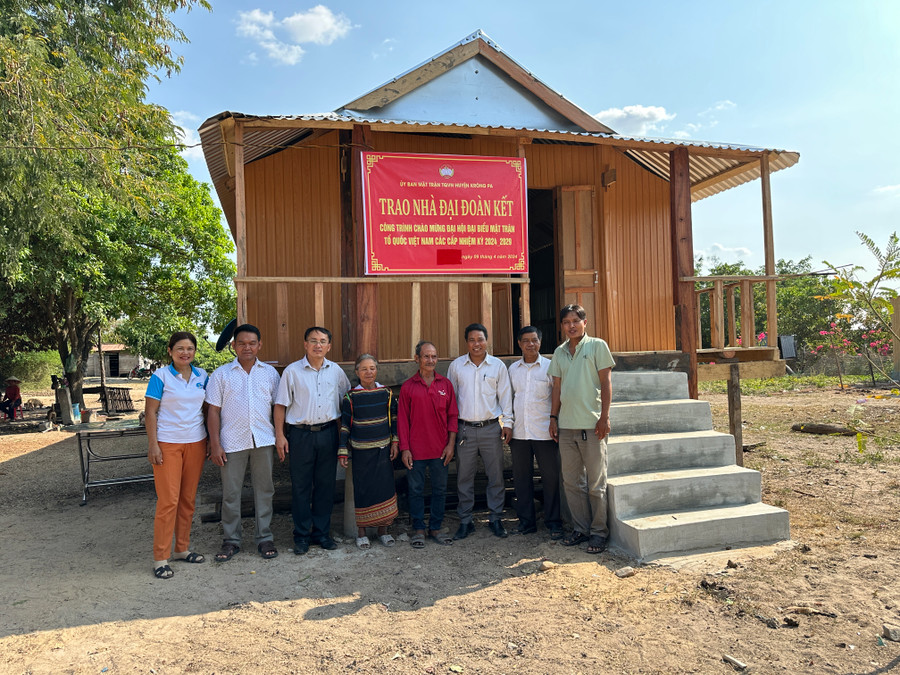 Ủy ban MTTQ Việt Nam huyện Krông Pa trao nhà cho đình ông Rơ Chăm Ga (SN 1947, ở buôn Kơ Jing, xã Ia Dreh). Ảnh: Quang Ngọc