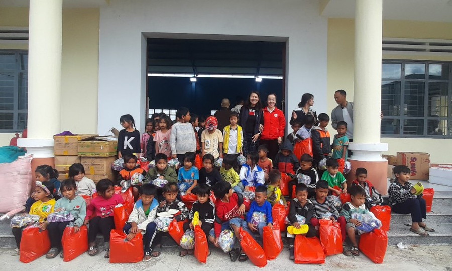 Đoàn công tác tặng quà cho học sinh dân tộc thiểu số nghèo, khó khăn của Trường Mầm Non 19/5, xã Đak Kơ Ning, huyện Kông Chro. Ảnh: Hồng Ngọc Đoàn công tác tặng quà cho học sinh dân tộc thiểu số nghèo, khó khăn của Trường Mầm Non 19/5, xã Đak Kơ Ning, huyện Kông Chro. Ảnh: Hồng Ngọc