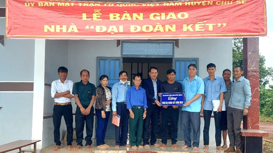 Các đơn vị bàn giao nhà cho hộ ông Siu Nhật (xã Ia Blang). Ảnh: Trịnh Thắm