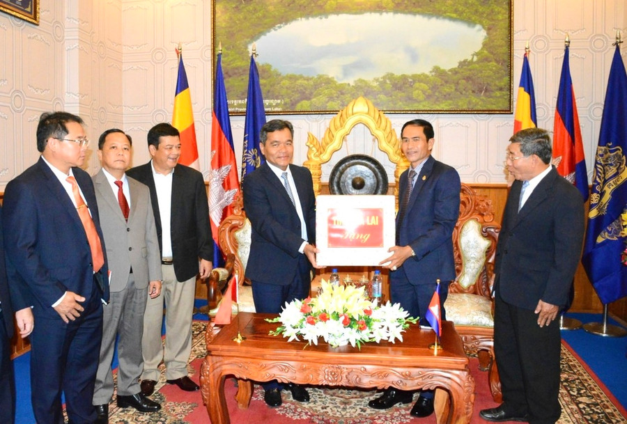 Bí thư Tỉnh ủy Hồ Văn Niên tặng quà cho đại diện lãnh đạo tỉnh Ratanakiri (Vương quốc Campuchia). Ảnh: Minh Nguyễn Bí thư Tỉnh ủy Hồ Văn Niên tặng quà cho đại diện lãnh đạo tỉnh Ratanakiri (Vương quốc Campuchia). Ảnh: Minh Nguyễn