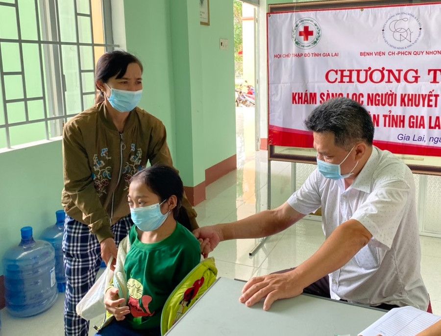 Các bác sĩ khám sàng lọc miễn phí cho trẻ em là người khuyết tật hệ vận động ở huyện Đak Pơ. Ảnh: Hồng Ngọc Các bác sĩ khám sàng lọc miễn phí cho trẻ em là người khuyết tật hệ vận động ở huyện Đak Pơ. Ảnh: Hồng Ngọc