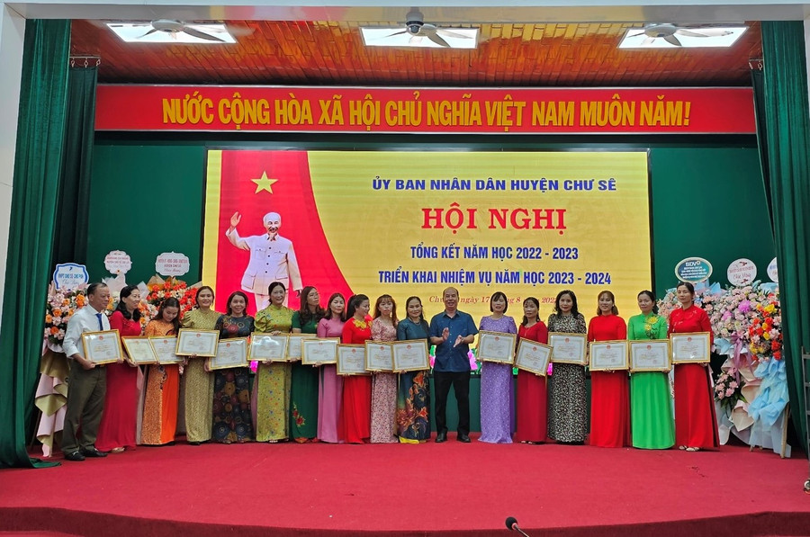 Các tập thể và cá nhân có thành tích xuất sắc trong thực hiện nhiệm vụ năm học 2022-2023 được biểu dương tại hội nghị. Ảnh: Mỹ Đức Các tập thể và cá nhân có thành tích xuất sắc trong thực hiện nhiệm vụ năm học 2022-2023 được biểu dương tại hội nghị. Ảnh: Mỹ Đức