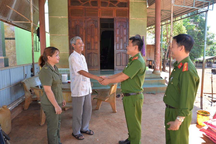 Chị H’Oanh cùng Công an xã Ia Krêl tranh thủ người có uy tín tuyên truyền pháp luật. Ảnh: Thúy Trinh Chị H’Oanh cùng Công an xã Ia Krêl tranh thủ người có uy tín tuyên truyền pháp luật. Ảnh: Thúy Trinh