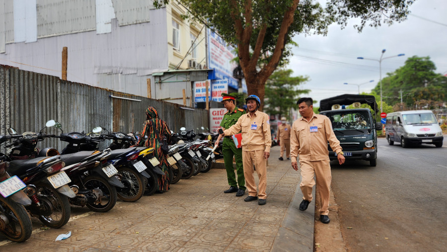 Pleiku ra quân chấn chỉnh tình trạng lấn chiếm vỉa hè ở khu vực trước cổng Bệnh viện Đa khoa tỉnh. Ảnh: Bá Bính Pleiku ra quân chấn chỉnh tình trạng lấn chiếm vỉa hè ở khu vực trước cổng Bệnh viện Đa khoa tỉnh. Ảnh: Bá Bính