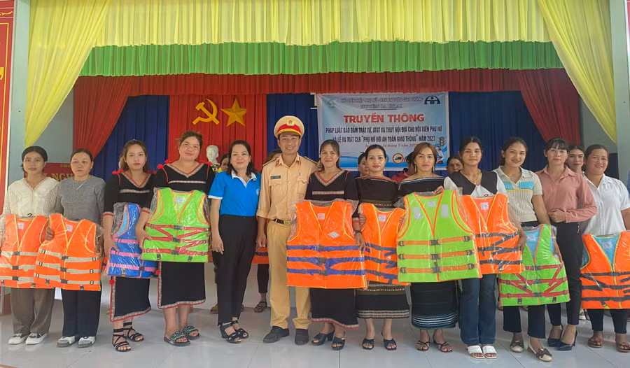Ban An toàn giao thông huyện tặng áo phao cho hội viên phụ nữ và người dân có phương tiện di chuyển bằng đường thuỷ trên địa bàn xã Ia O. Ảnh: Phan Thương