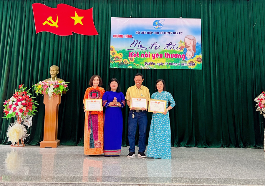 Hội Liên hiệp phụ nữ huyện Đak Pơ tặng giấy khen cho tập thể có thành tích xuất sắc trong thực hiện chương trình “Mẹ đỡ đầu”. Ảnh: Lan Anh Hội Liên hiệp phụ nữ huyện Đak Pơ tặng giấy khen cho tập thể có thành tích xuất sắc trong thực hiện chương trình “Mẹ đỡ đầu”. Ảnh: Lan Anh