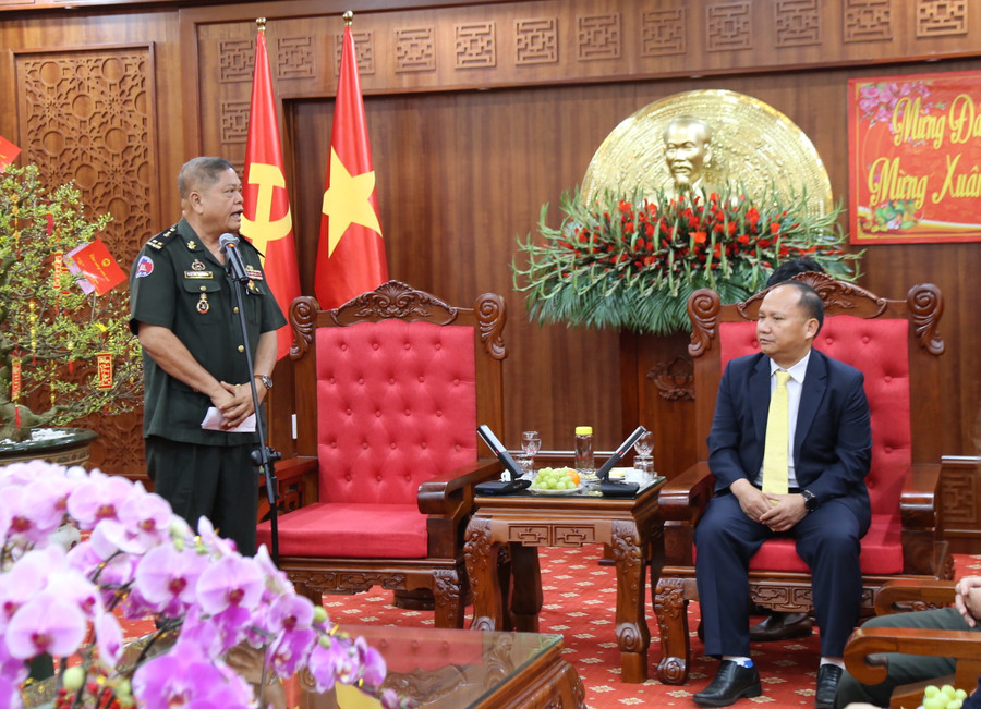 Trung tướng Ec Chét T&apos;na (bìa trái) gửi lời chúc tốt đẹp nhất đến Đảng bộ, chính quyền và Nhân dân các dân tộc tỉnh Gia Lai nhân dịp Tết Nguyên đán 2024. Ảnh: Phương Linh