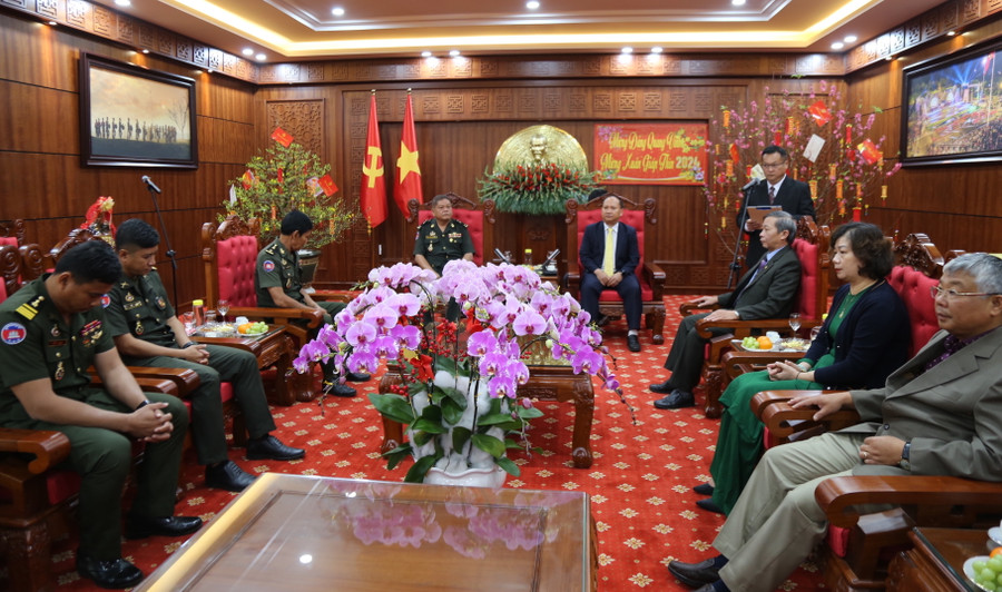 Quang cảnh buổi tiếp Đoàn đại biểu Bộ Tư lệnh Quân khu 1 (Quân đội Hoàng gia Campuchia) tại trụ sở Tỉnh ủy. Ảnh: Phương Linh