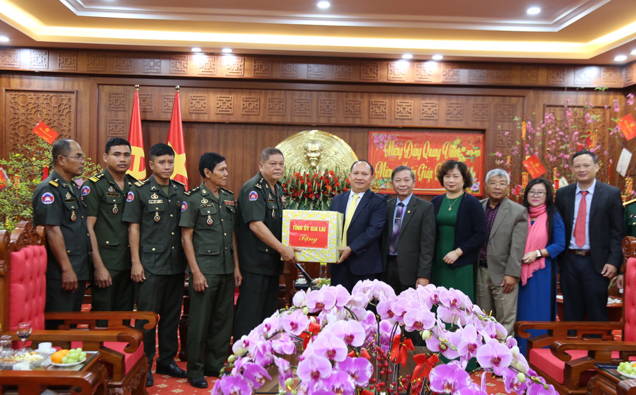 Thay mặt Đảng bộ, chính quyền và Nhân dân tỉnh Gia Lai, Phó Bí thư Tỉnh ủy Rah Lan Chung (thứ 6 từ phải sang) tặng quà cảm ơn Đoàn đại biểu Bộ Tư lệnh Quân khu 1 (Quân đội Hoàng gia Campuchia) đã đến thăm, chúc Tết Nguyên đán Giáp Thìn 2024. Ảnh: Phương Linh