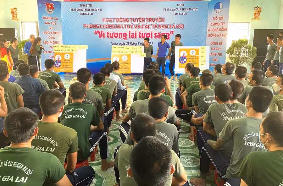 Các học viên tại Cơ sở tư vấn và cai nghiện ma túy tỉnh thi ghép chữ và tranh với chủ đề tác hại của ma túy. Ảnh: Hà Đức Thành