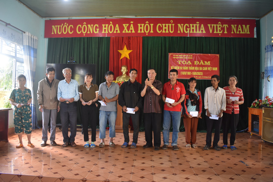 Lãnh đạo xã Ia Bă trao quà cho nạn nhân chất độc da cam, người tàn tật khó khăn. Ảnh: Minh Thoan