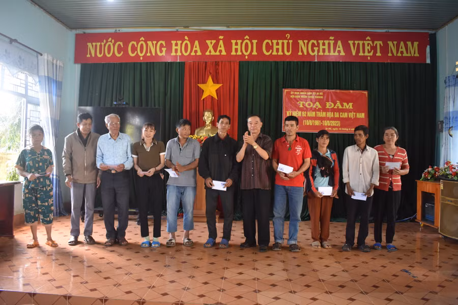 Lãnh đạo xã Ia Bă trao quà cho nạn nhân chất độc da cam, người tàn tật khó khăn. Ảnh: Minh Thoan